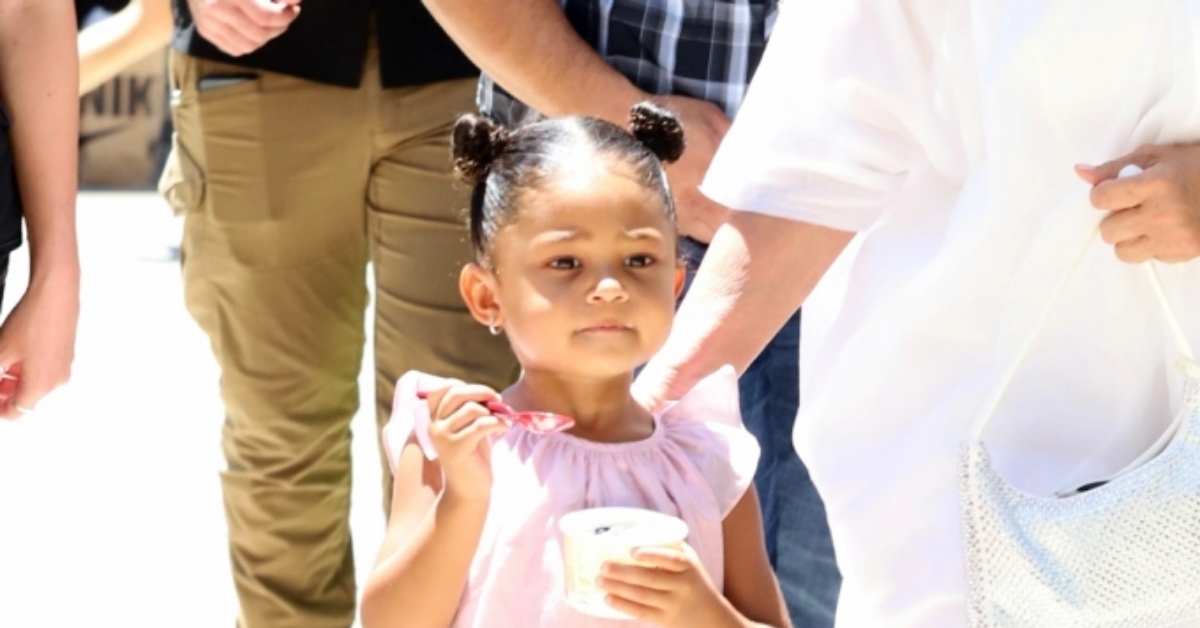 Stormi grabs ice cream with her cousins