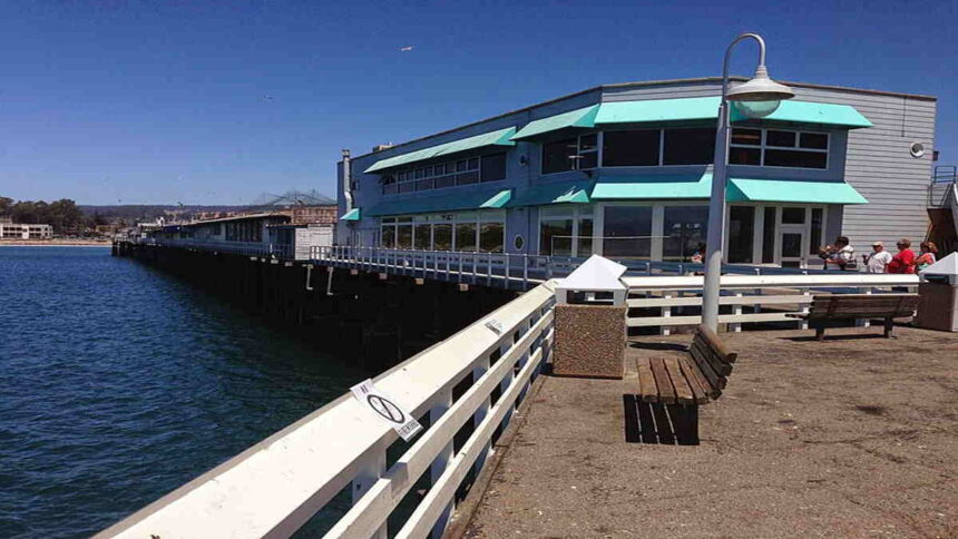 Santa_Cruz_Wharf_restaurant